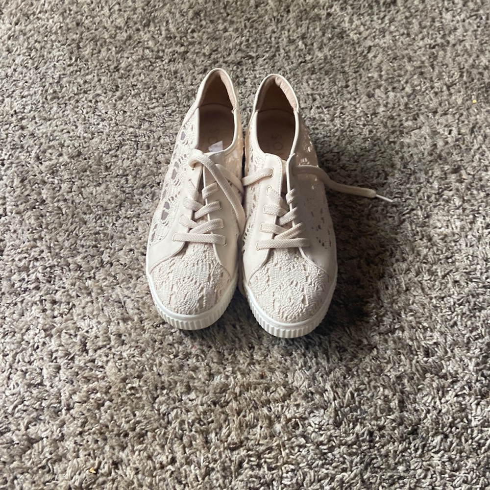 Naturalized sneaker very comfortable ivory lace wore once size 9
